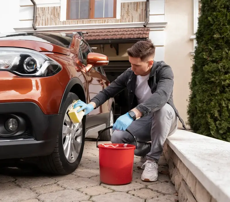 Lavage auto à domicile Vendeuil : professionnel intervenant sur un véhicule
